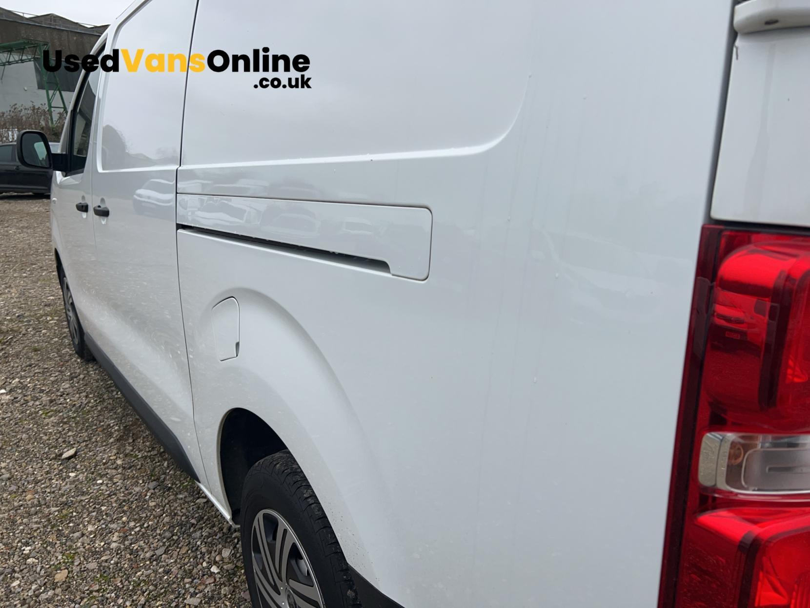 Vauxhall Vivaro 2.0 Turbo D 3100 Dynamic Panel Van 6dr Diesel Auto L2 H1 Euro 6 (s/s) (145 ps)