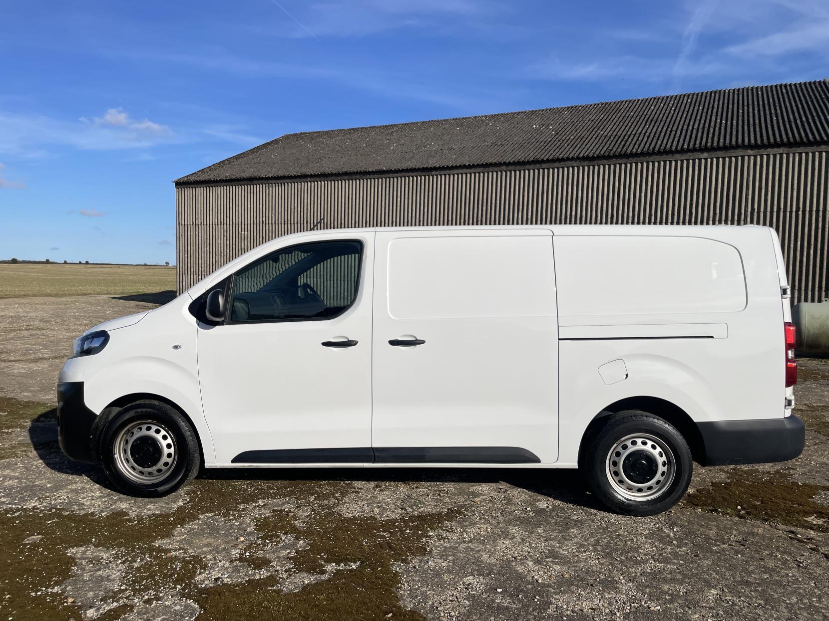 Vauxhall Vivaro 2.0 Turbo D 3100 Dynamic Panel Van 6dr Diesel Auto L2 H1 Euro 6 (s/s) (145 ps)