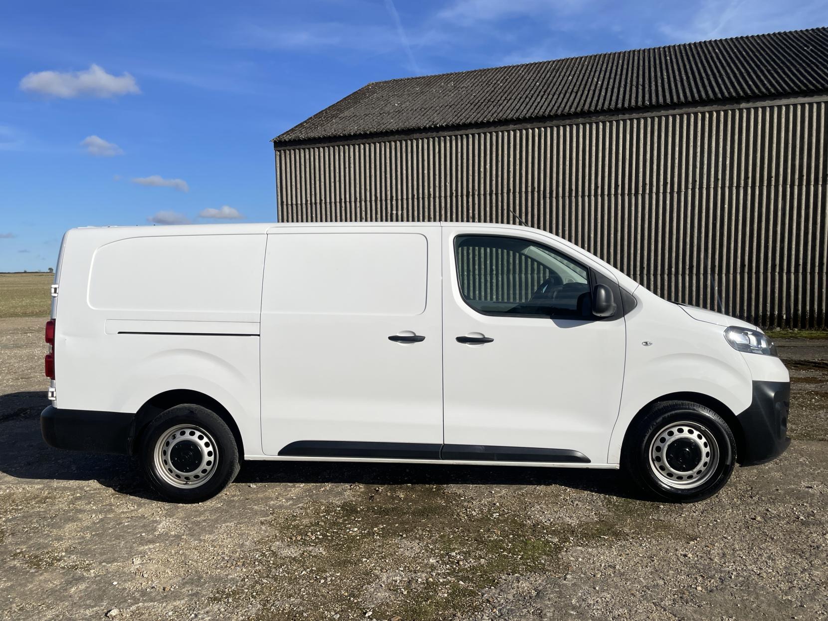 Vauxhall Vivaro 2.0 Turbo D 3100 Dynamic Panel Van 6dr Diesel Auto L2 H1 Euro 6 (s/s) (145 ps)