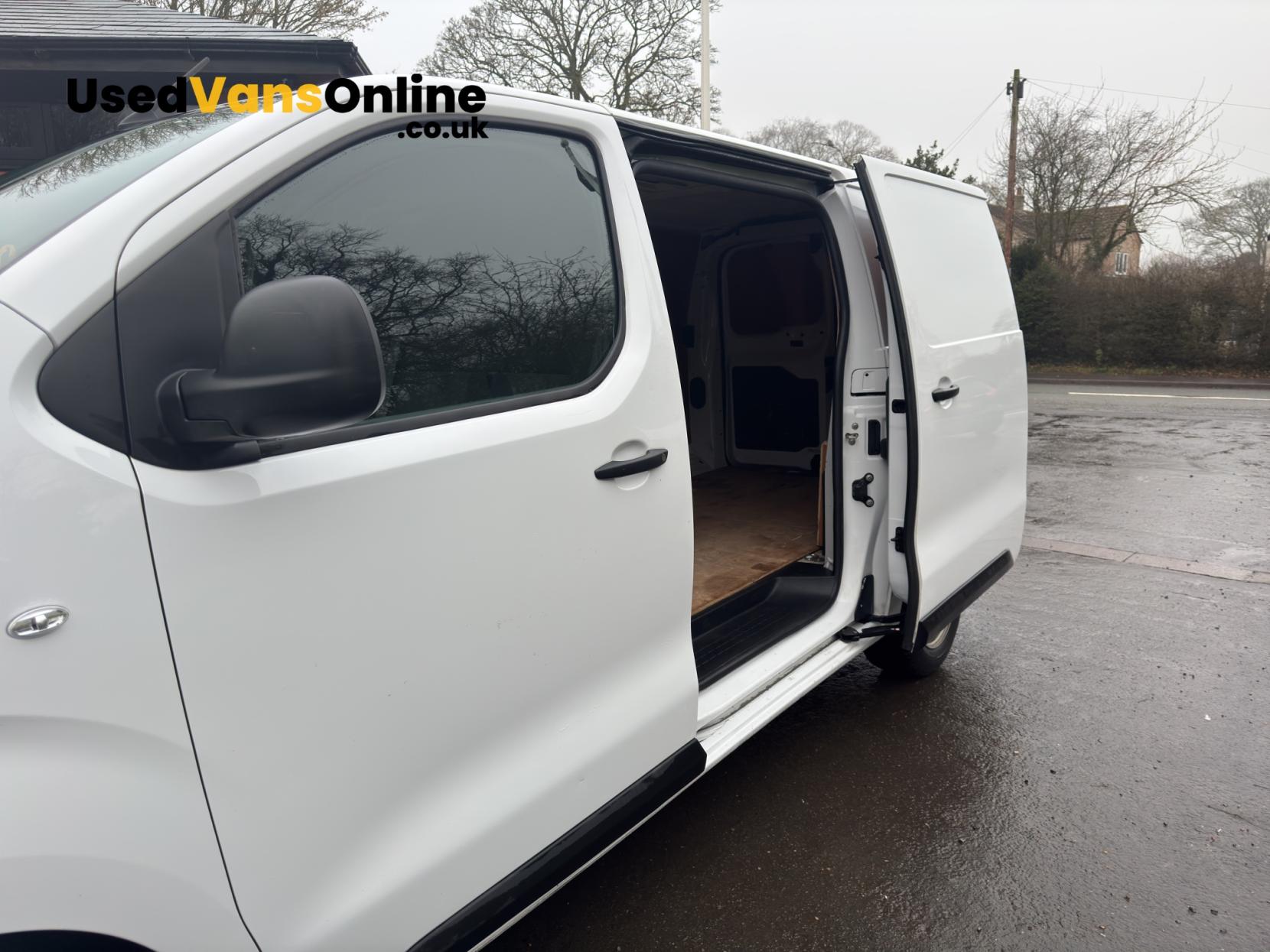 Vauxhall Vivaro 2.0 Turbo D 3100 Dynamic Panel Van 6dr Diesel Auto L2 H1 Euro 6 (s/s) (145 ps)